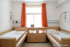 配备起落马桶、平